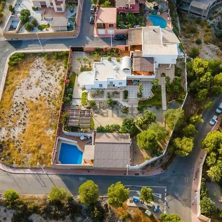 Chalet Con Piscina Cerca A 92 En Urbanizacion Club Tenis Huercal de Almeria