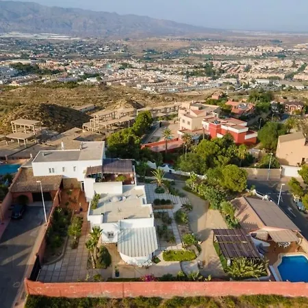 Holiday home Chalet Con Piscina Cerca A 92 En Urbanizacion Club Tenis